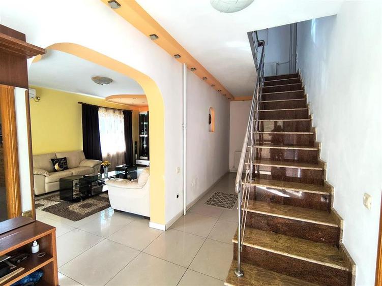 Casă cu 7 camere cu Teren 400 Mp în Lazu