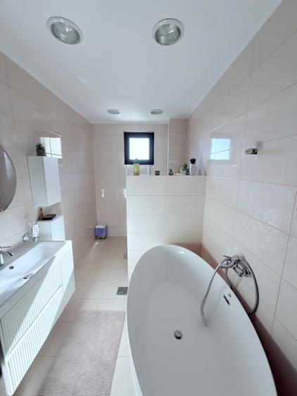 Casă individuală cu 8 camere cu Teren 1200 Mp în Cătămărești-Deal