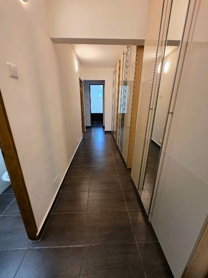 Apartament cu 3 camere semidecomandat, mobilat în Băneasa