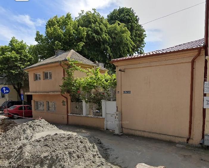 Casă individuală cu 5 camere cu Teren 215 Mp în Central