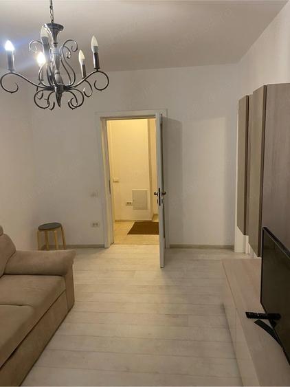 Apartament cu 3 camere semidecomandat în Floreasca