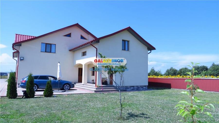 Casă cu 7 camere cu Teren 10000 Mp în Central