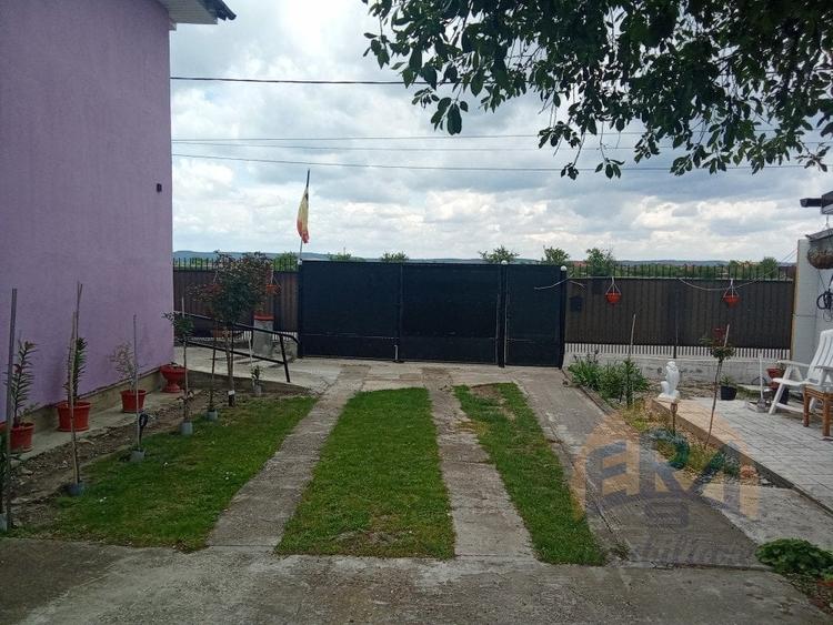 Casă individuală cu 9 camere cu Canalizare în Săcădat