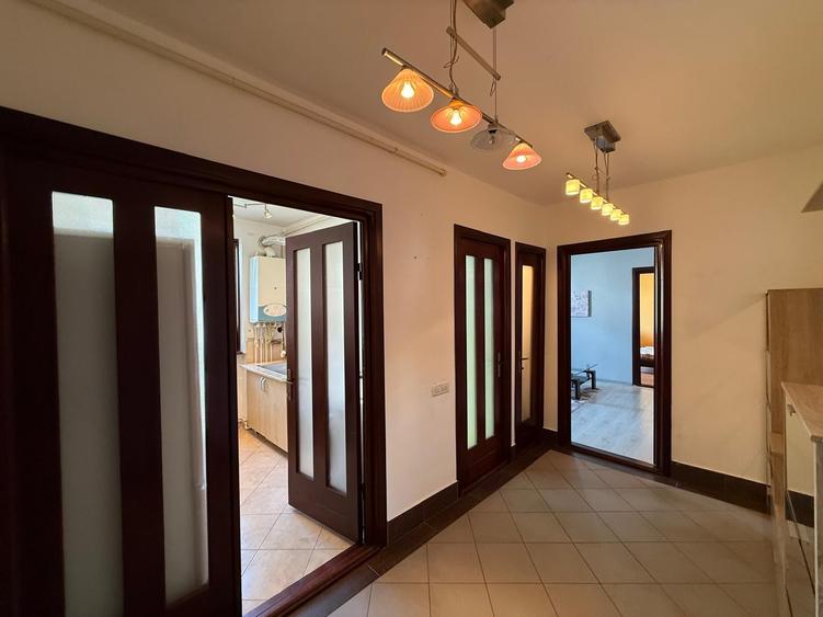 Apartament cu 3 camere semidecomandat în Ultracentral