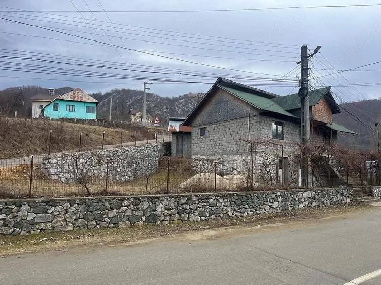Casă cu Teren 430 Mp în Ponoarele