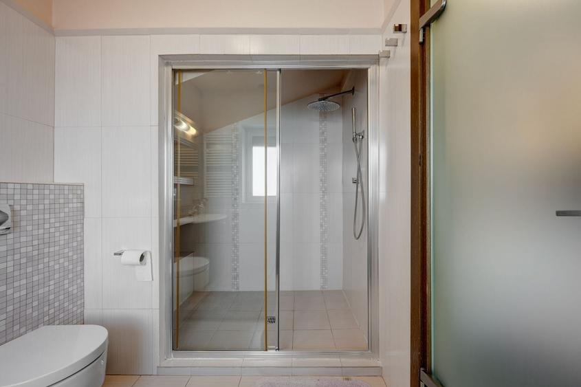 Apartament cu 3 camere decomandat, mobilat în Exterior Nord