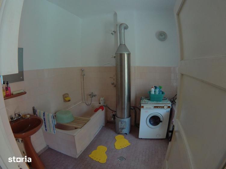 Casa de vanzare, 10 camere, garaj, pivni?a, posibilitate apartamentare - 1