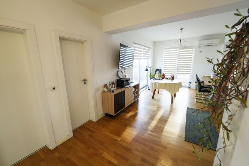 Apartament cu 3 camere semidecomandat, mobilat în Craiovița Nouă