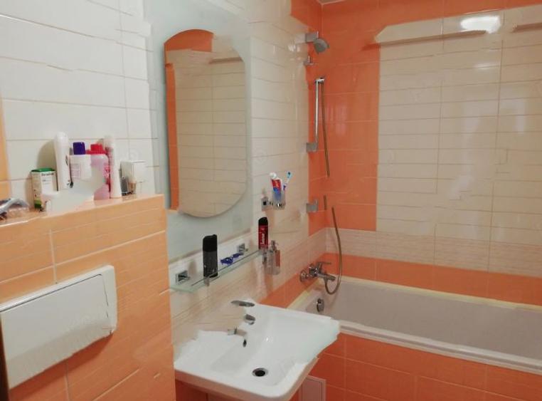 Apartament cu 3 camere semidecomandat în P-ța Muncii