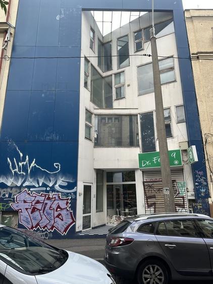 Casă individuală cu 12 camere cu Canalizare în Victoriei