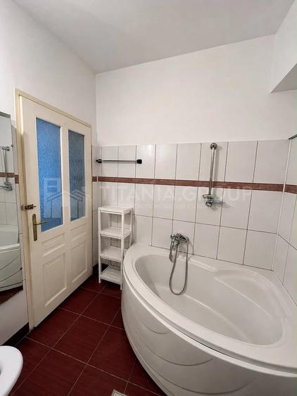 Apartament cu 3 camere decomandat în Schei