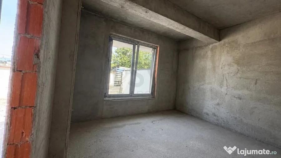 Casă cu 5 camere cu Teren 252 Mp în Central