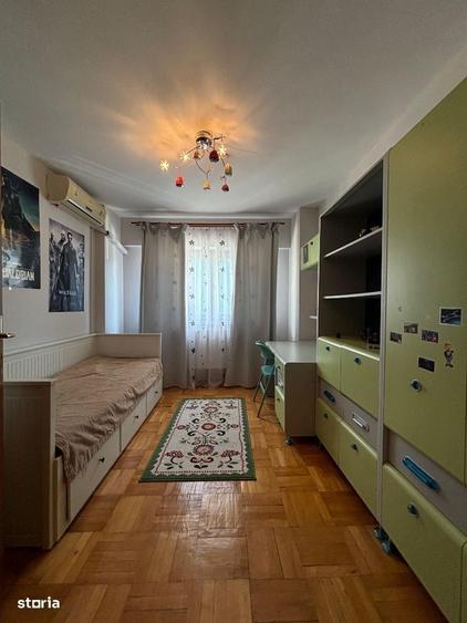 Apartament cu 4 camere decomandat în Rovine
