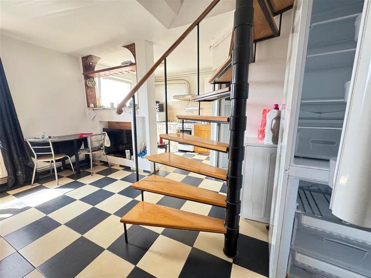 Apartament cu 3 camere semidecomandat, mobilat în Central