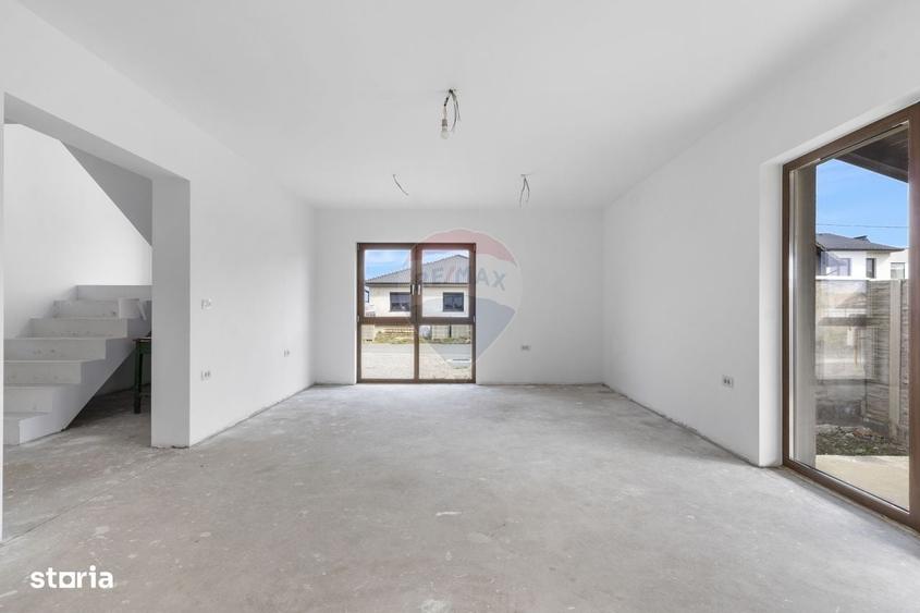 Casă cu 4 camere în Sânleani