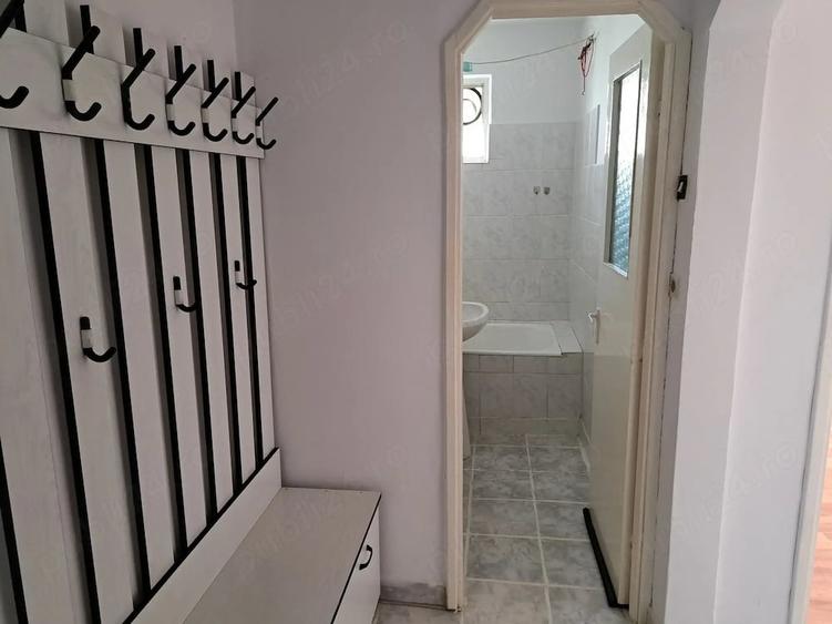 Apartament cu 3 camere decomandat în Exterior Vest