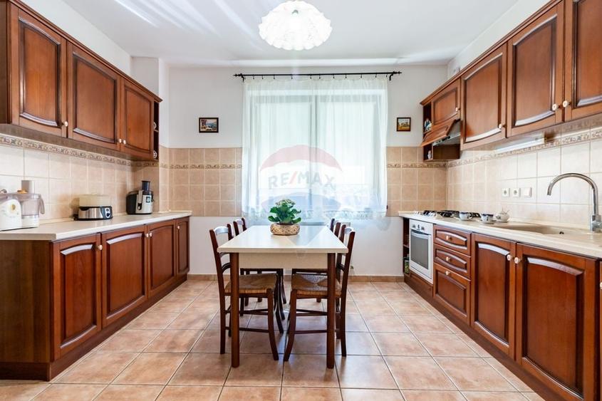 Casă individuală cu 5 camere cu Teren 801 Mp în Tamași