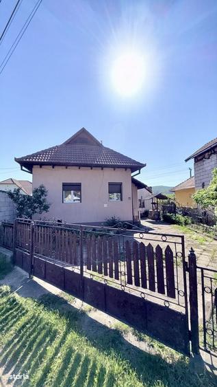 Casă cu 4 camere în Bujoreni