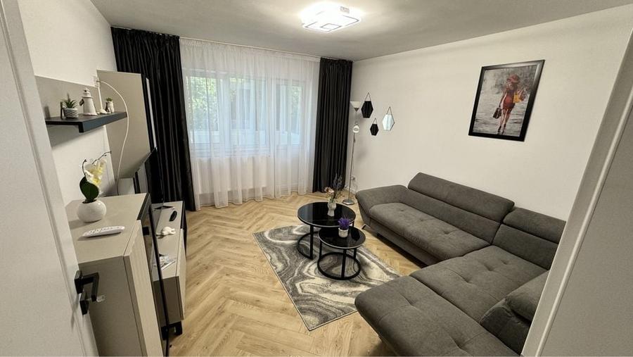 Apartament cu 3 camere decomandat în Central