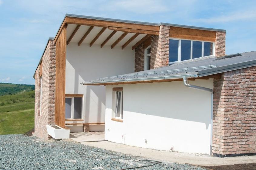 Casă individuală cu 5 camere cu Canalizare în Baciu