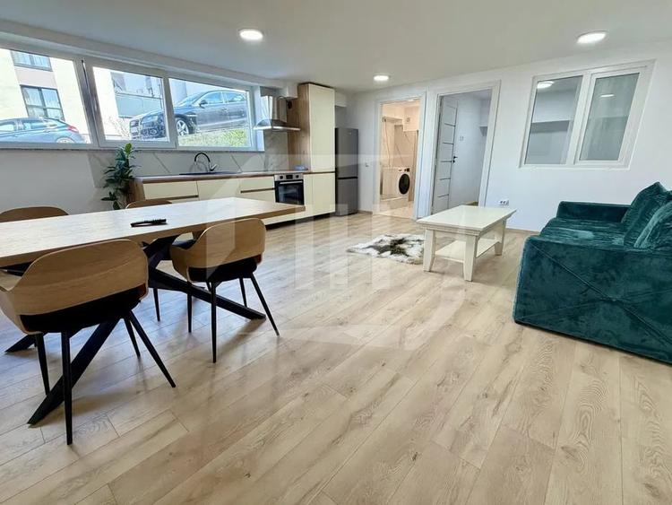 Apartament cu 3 camere semidecomandat, mobilat în Iris