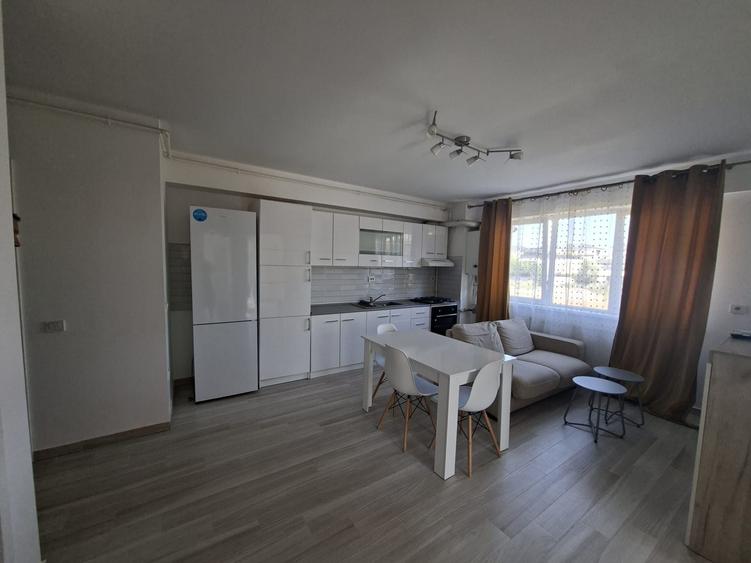 Apartament cu 3 camere decomandat în Titan
