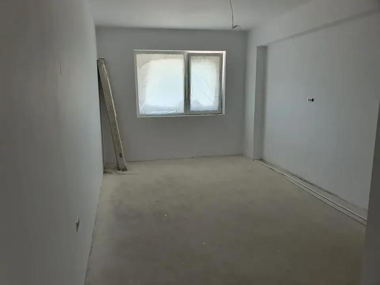 Apartament cu 3 camere decomandat în Titan