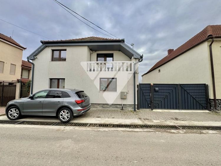 Casă individuală cu 6 camere cu Canalizare în Șura Mică