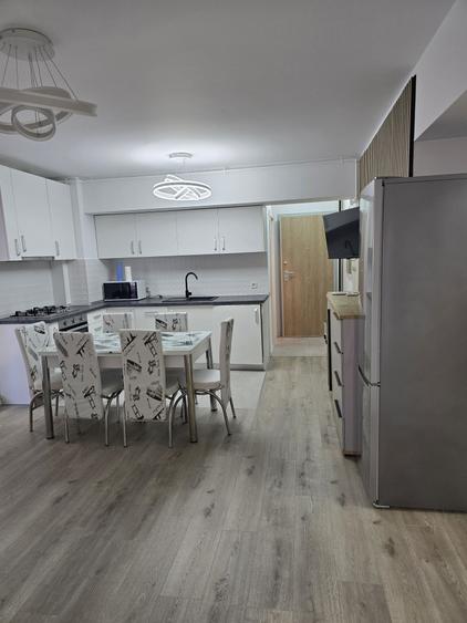 Apartament cu 3 camere decomandat în Obor