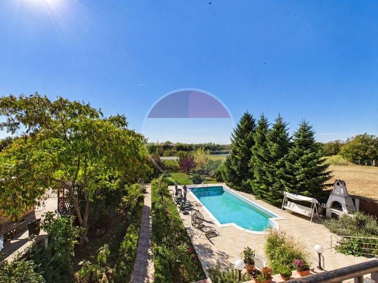 Casă individuală cu 8 camere cu Piscina în Ștefăneștii de Jos