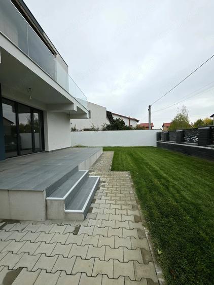 Casă cu 5 camere cu Teren 329 Mp în 1 Decembrie
