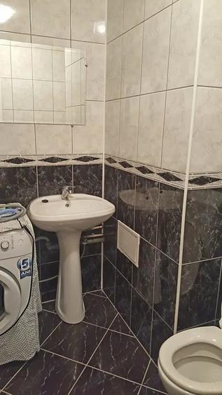 Apartament cu 3 camere semidecomandat, mobilat în Tei