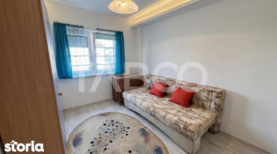 Apartament cu 4 camere semidecomandat, mobilat în Est