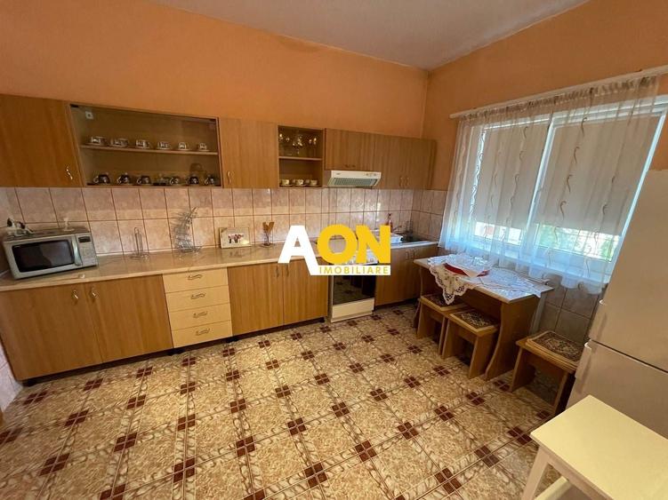 Casă individuală cu 6 camere cu Canalizare în Cetate