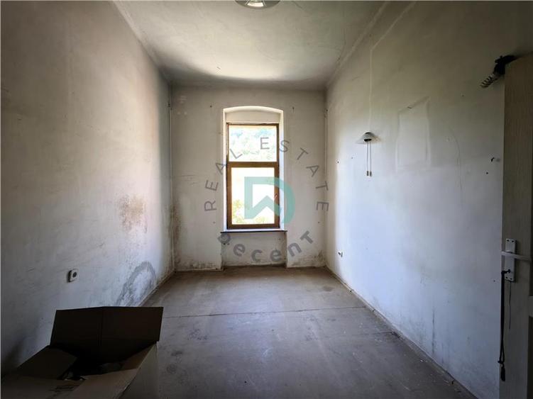 Apartament cu 4 camere semidecomandat în Schei