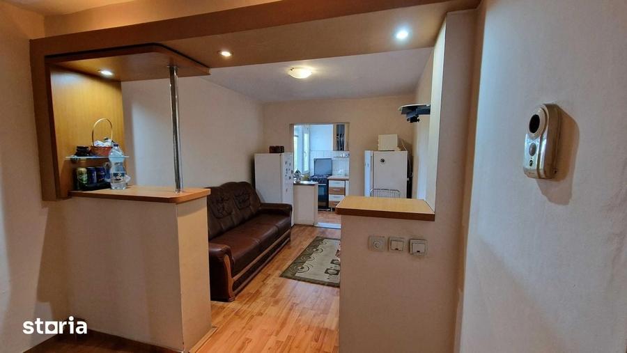 Apartament cu 3 camere decomandat în Craiovița Nouă