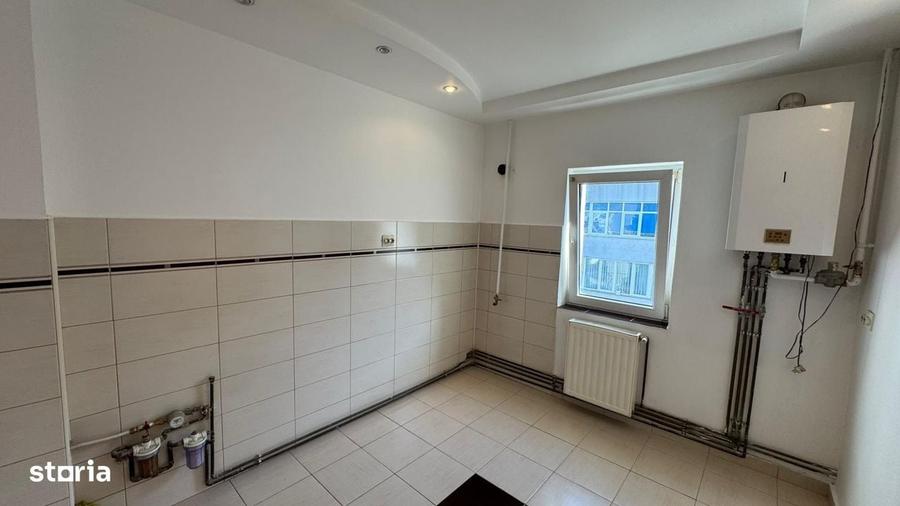 Apartament cu 3 camere semidecomandat în Sud