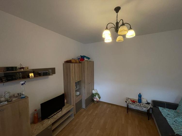 Casă cu 2 camere decomandat în Exterior Vest