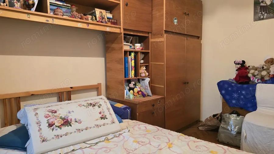 Apartament cu 4 camere semidecomandat în Gojdu