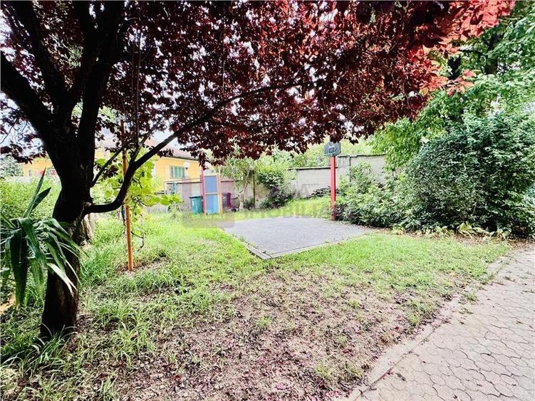 Apartament cu 3 camere semidecomandat, mobilat în Central