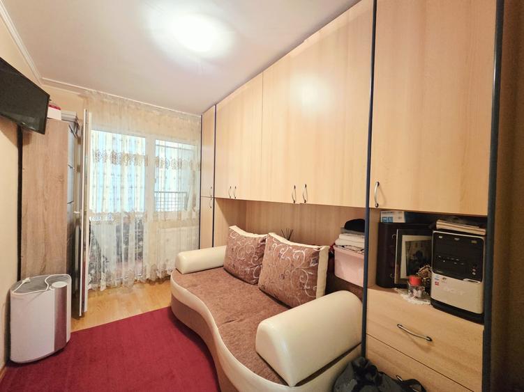 Apartament cu 3 camere semidecomandat în Micro 40