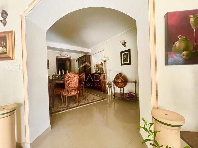 Casă individuală cu 5 camere cu Piscina în Central