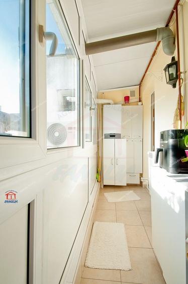 Apartament cu 4 camere semidecomandat, mobilat în Micro 20