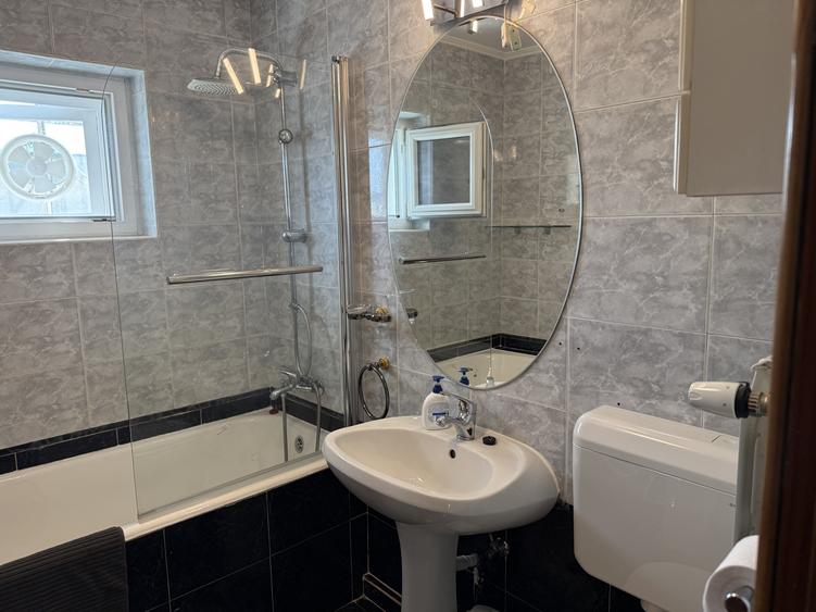 Apartament cu 3 camere decomandat, mobilat în Decebal