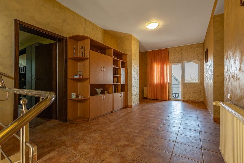 Casă individuală cu 7 camere cu Canalizare în Ronaț