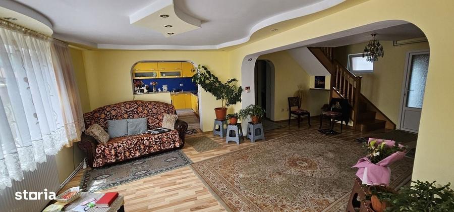 Casă cu 4 camere în Coman