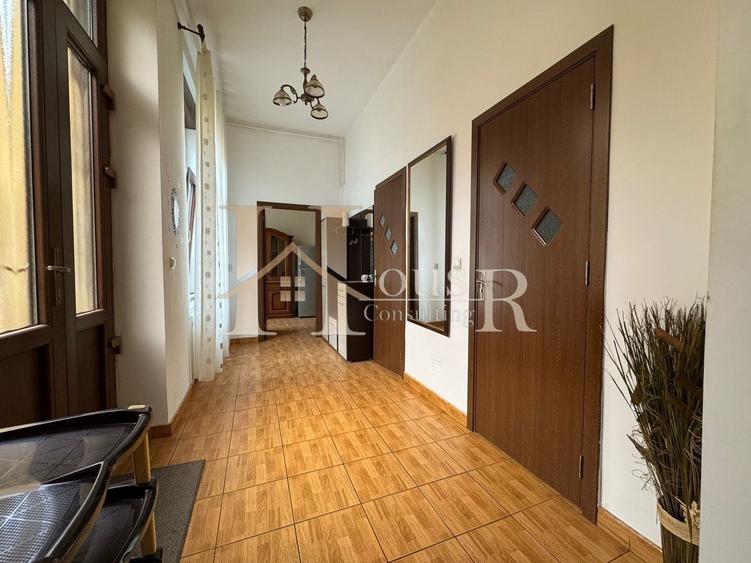 Apartament cu 3 camere semidecomandat, mobilat în Central