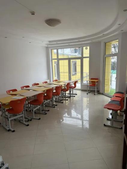 Casă individuală cu 7 camere cu Teren 365 Mp în Tineretului