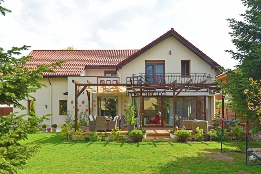 Casă cu 5 camere cu Garaj în Iancu Nicolae