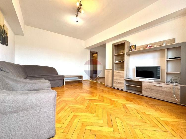 Apartament cu 4 camere decomandat, mobilat în Central